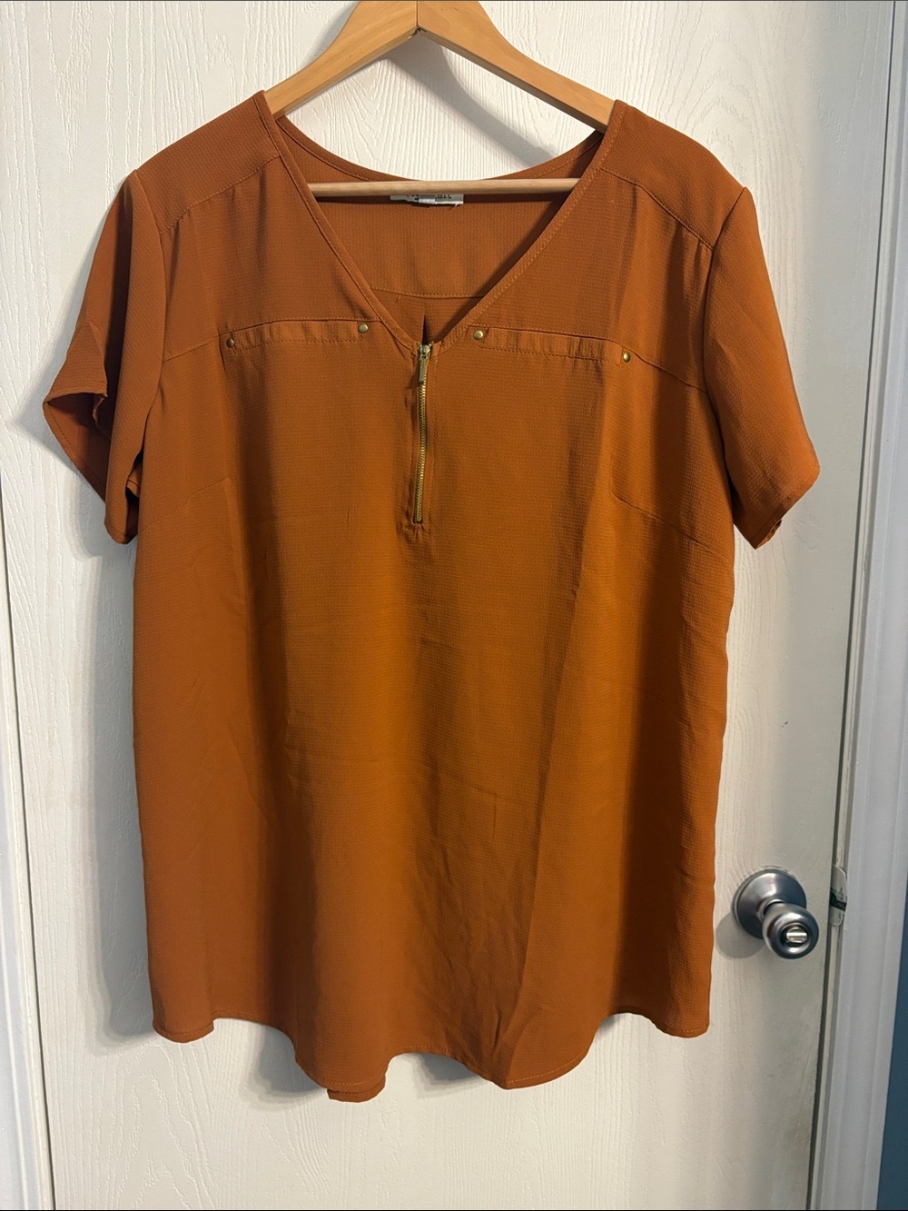 V-Neck Short Sleeve Tunic with Front Zip in Rust